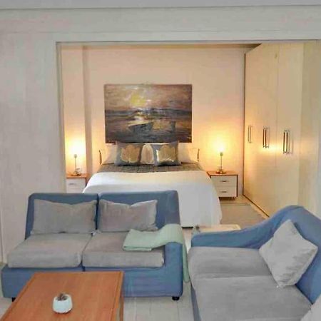 Chic City Retreat - Stylish Apartment In Bllok, Tirana Buitenkant foto