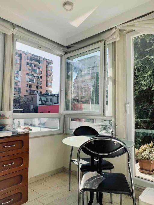 Chic City Retreat - Stylish Apartment In Bllok, Tirana Buitenkant foto