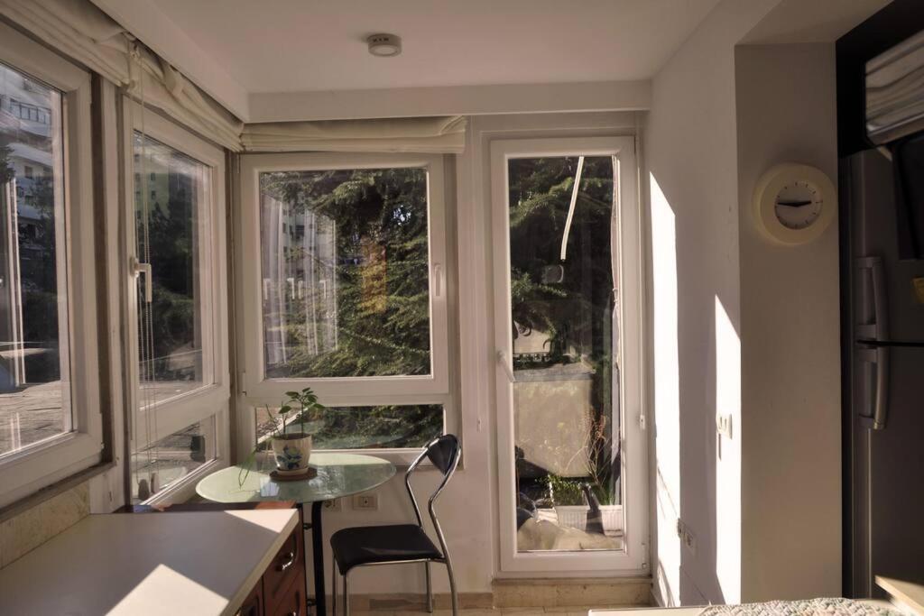 Chic City Retreat - Stylish Apartment In Bllok, Tirana Buitenkant foto