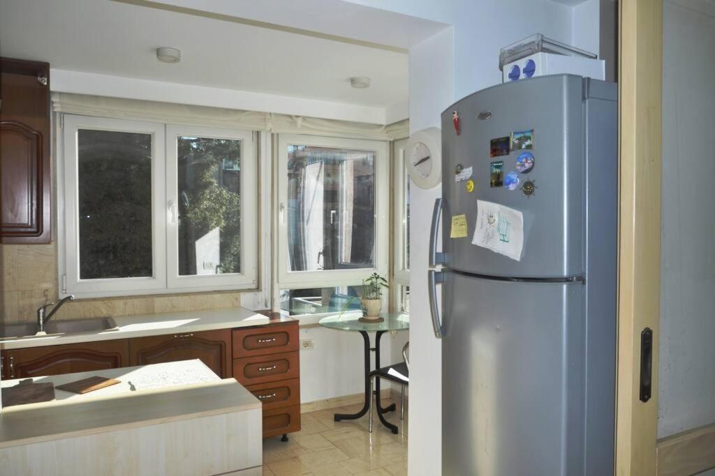 Chic City Retreat - Stylish Apartment In Bllok, Tirana Buitenkant foto